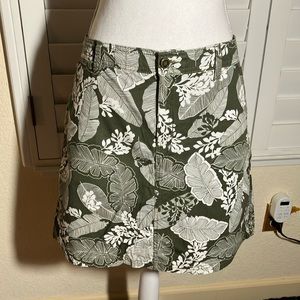 💚🩳Croft & Barrow Olive Green & White Floral 97% Cotton 3% Spandex Skort Sz 12